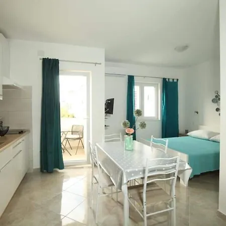 Appartement Ana - *